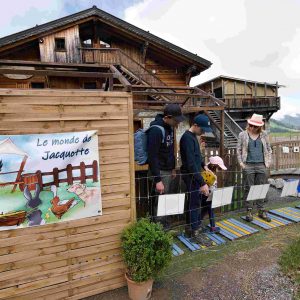 Adultes et enfant participant au jeu de piste du monde de jacquotte.