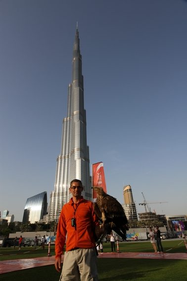 Jacques-Olivier devant la tour burj khalifa avec un pygargue à queue blanche au point.