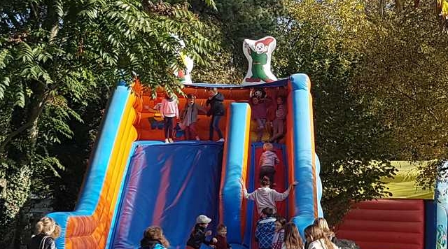 Jeu toboggan gonflable pour enfants.