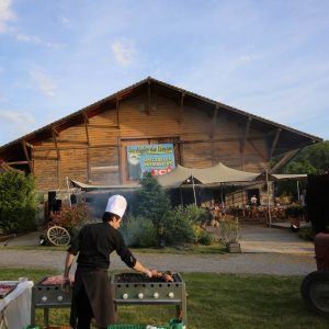 Cuisinier en train de préparer la barbecue pour le repas de groupe.