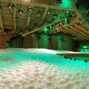 Piscine à balles sans personnes à l'intérieur du restaurant de Morzine avec de la lumière verte.