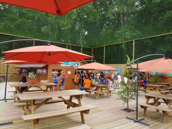 Terrasse du snack Balbu'bar à l'intérieur de la volière La Lagune.