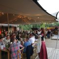 Repas de groupe au restaurant du parc Les Aigles du Léman avec un spectacle d'oiseau dans une ambiance médiévale.