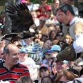 Oiseau sur la tête d'un visiteur au cours du spectacle Le seigneur des Cieux. qui revient vers son fauconnier Jacques-Olivier Travers.